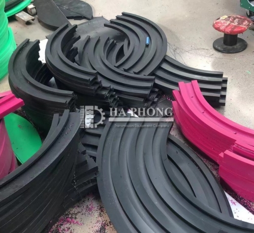 Cua cong dẫn hướng xích nhựa