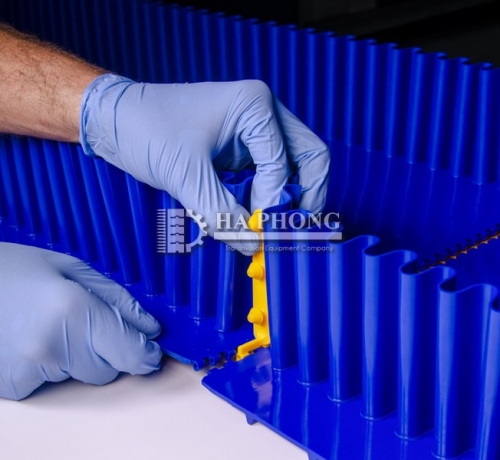 Băng tải PU đồng nhất gắn bèo nối móc bản lề nhựa